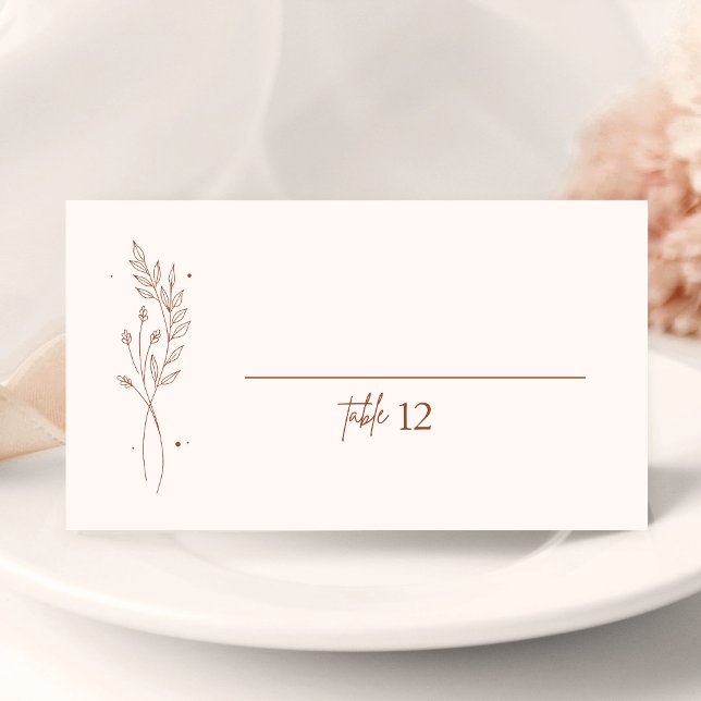 Carte de table pliée mariage orange brûlé minimali (Minimalist burnt orange folded place card adds warm elegance and guides guests to their seats.)