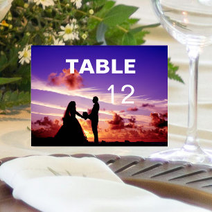 Carte de table pliée pour mariés au coucher du sol
