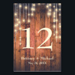 Carte de tableau à cordes de bois Brown rustique<br><div class="desc">Carte de table rustique avec un arrière - plan en bois avec lumières à cordes. Les couleurs de police et les styles de police de la carte de table sont entièrement personnalisables.</div>