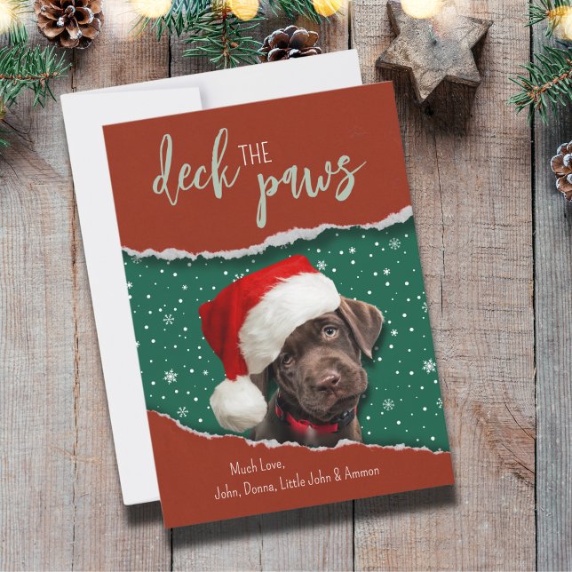 Carte de vacances avec Labrador chocolatier festif (Deck the Paws card. A dog peeking out of a torn paper, looks so cute and festive! Happy Holidays!)