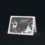 Carte de vacances Bonnes Fêtes | Faux Chalkboard<br><div class="desc">Cette carte festive de Noël ou de Fête en faux tableau noir et blanc présente un cerf mâle aux bois ornés de saints et de baies, des cadeaux rouges et blancs avec des rubans, des flocons de neige, des étoiles et une variété d'arbres de Noël sur un arrière - plan...</div>