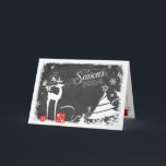 Carte de vacances Bonnes Fêtes | Faux Chalkboard<br><div class="desc">Cette carte festive de Noël ou de Fête en faux tableau noir et blanc présente un cerf mâle aux bois ornés de saints et de baies, des cadeaux rouges et blancs avec des rubans, des flocons de neige, des étoiles et une variété d'arbres de Noël sur un arrière - plan...</div>