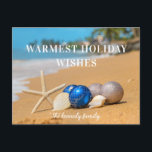 Carte de vacances Christmas Coastal Beach<br><div class="desc">Christmas Coastal Beach Holiday Card - Carte de Noël dispose d'une magnifique plage de sable avec des ornements de Noël, une étoile de mer et des coquillages. Salutation lit Chaleureux voeux de vacances et est personnalisée avec votre nom de famille et l'année. L'arrière de la carte postale comporte un accueil....</div>