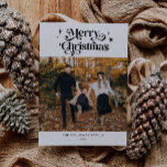 Carte de vacances de Noël Retro<br><div class="desc">Carte de vacances rétro et minimaliste pour 2023 avec polices rétro avec tourbillons qui dit "Joyeux Noël" au sommet avec étoiles. Vous pouvez ajouter 2 photos à cette carte.</div>