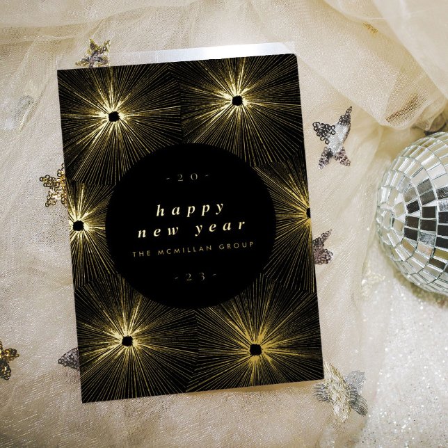 Carte de vacances d'entreprise à papier d'or et fe (Black and gold foil fireworks bursts new year holiday card.)