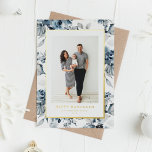 Carte De Vacances En Aluminium Aquarelle Bleu Fleurs Heureux Hanoukka Photo<br><div class="desc">Heureux Hanoukka ! Envoyez un accueil de vacances à vos amis et votre famille avec cette carte de vacances photo fantaisiste,  élégante et festive. Cette carte Hanoukka présente des fleurs bleu aquarelle. Personnalisez en ajoutant vos détails. Cette carte Hanoukka en feuille d'or est disponible en couleurs.</div>