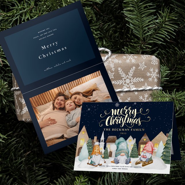 Carte De Vacances En Aluminium Photo Gnomes mignons Neige hiver Joyeux Noël (Photo Cute Gnomes Winter Snow Merry Christmas Foil Holiday Card)