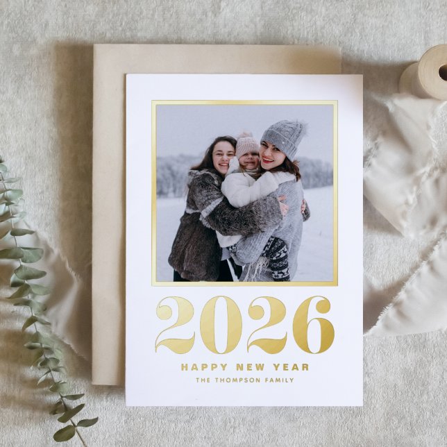 Carte De Vacances En Aluminium Typographie 2025 Joyeux Nouvel An Photo (Welcome 2026 with this gold foil New Year photo card featuring retro bold typography.)