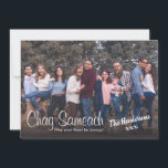 Carte de vacances Fun Modèle photo Juif Appartemen<br><div class="desc">Quelle façon amusante de saluer votre famille et vos amis! Envoyez-leur une carte de voeux personnalisée avec votre propre photo. Téléchargez facilement votre propre photo et changez le nom de famille en votre nom. Sur la carte de retour, vous pouvez écrire votre propre message de fête joyeuse ou vous pouvez...</div>