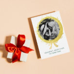 Carte de vacances Golden Wreath Frame Photo Gold F<br><div class="desc">Cette carte de vacances en feuille d'or est dotée d'une couronne dessinée à la main sur un cadre photo rond pour un look amusant et unique ! Personnalisez avec votre propre photo,  votre salutation et votre nom de famille.</div>