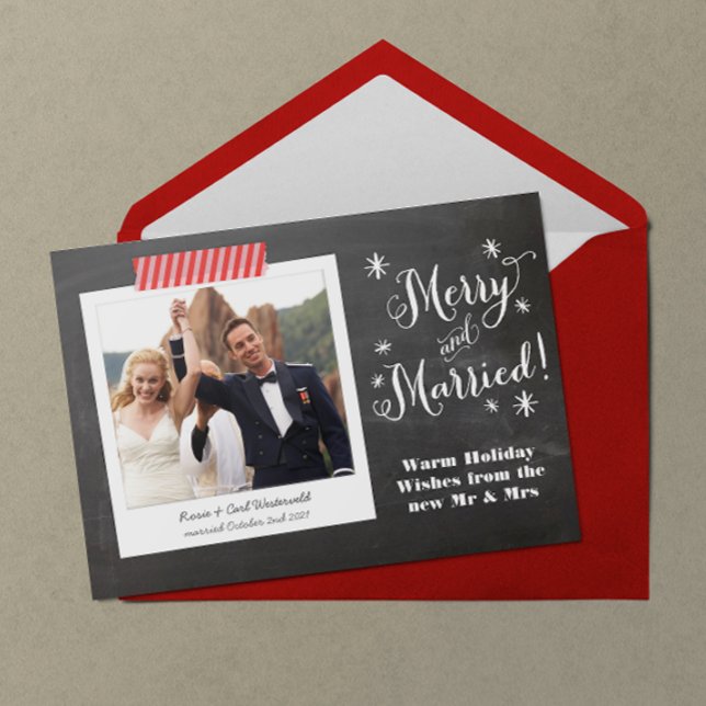 Carte de vacances Joyeuse et Mariée en tableau de  (Chalkboard lettering Merry & Married Christmas holiday card with pink and red striped Washi tape)