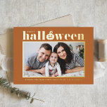 Carte De Vacances Métallisée Photo orange Jack-o-lanterne Halloween<br><div class="desc">Joyeux Halloween ! Envoyez des salutations Halloween à votre famille et à vos amis avec cette carte Halloween personnalisable. Il présente une typographie rétro et audacieuse et un accent citrouille avec un arrière - plan orange. Personnalisez en ajoutant vos détails. Cette carte d'Halloween en feuille d'or est disponible en d'autres...</div>