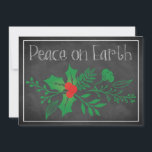 Carte de vacances Paix sur Terre | Faux Chalkboard<br><div class="desc">Cette carte de Noël ou de Fête, en noir et blanc, pas chère et festive "Paix sur Terre", a un ensemble de verdure qui a des feuilles saints et des baies et d'autres feuillages assortis sur un faux arrière - plan de tableau noir avec une fine bordure de craie blanche...</div>