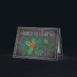 Carte de vacances Paix sur Terre | Faux Chalkboard<br><div class="desc">Cette carte de Noël ou de Fête, en noir et blanc, pas chère et festive "Paix sur Terre", a un ensemble de verdure qui a des feuilles saints et des baies et d'autres feuillages assortis sur un faux arrière - plan de tableau noir avec une fine bordure de craie blanche...</div>
