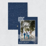 Carte de vacances photo flocon de neige en feuille<br><div class="desc">Cette carte de vacances moderne présente un design minimaliste,  une police simple et une véritable feuille d'argent. Remplacez la photo sur le devant par la vôtre. Le dos est une neige blanche (pas de véritable feuille d'argent). Découvrez d'autres articles de la collection "Vacances".</div>