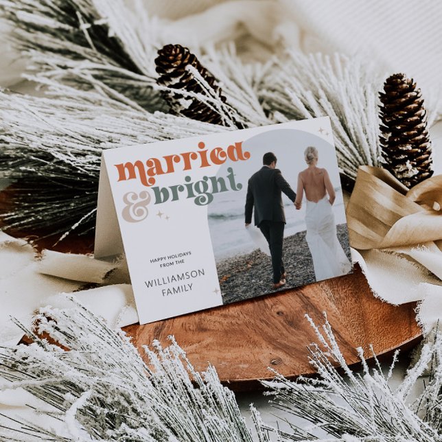 Carte de vacances Retro Arc nouvellement mariée (Married & Bright Newlywed Christmas Card)