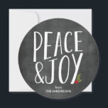 Carte de vacances ronde en tableau noir 'Paix & Jo<br><div class="desc">Diffusez la paix et la joie avec cette carte de vacances ronde de style tableau noir.</div>