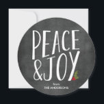 Carte de vacances ronde Peace & Joy Chalkboard<br><div class="desc">Répandez tranquillité et joie avec cette carte de vacances ronde en tableau noir.</div>