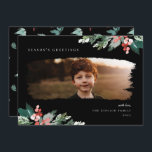 Carte de vacances Rustic Winter Berry Green<br><div class="desc">Eau rustique baies d'hiver et verdure,  carte de vacances photo. Caractéristiques,  cadre de masque photo de brosse moderne,  coordination des arrière - plans de couleur rouge foncé et soutien motif correspondant.</div>