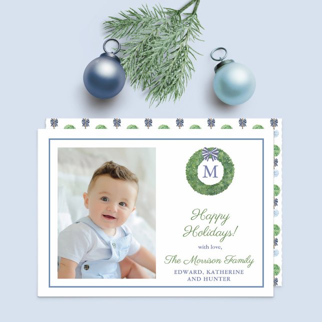 Carte de vacances Smart Boxwood Wreath Monogram (Preppy boxwood with blue and white bow family picture holidays card)