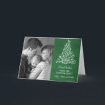 Carte de vacances Sparktree Chalkboard, Vert<br><div class="desc">Carte de voeux photo Sparkle Tree design et tendance en vert avec un arrière - plan de tableau noir et un élégant sapin de Noël. Cette carte chic est parfaite pour envoyer des voeux de vacances à des amis et à la famille. Customisez avec votre propre photo de famille et...</div>