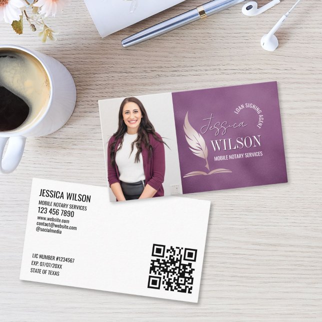 Carte De Visite Agent de signature de prêt avec code QR moderne et (Mobile Notary & Loan Signing Agent business card with photo and QR code.purple background)