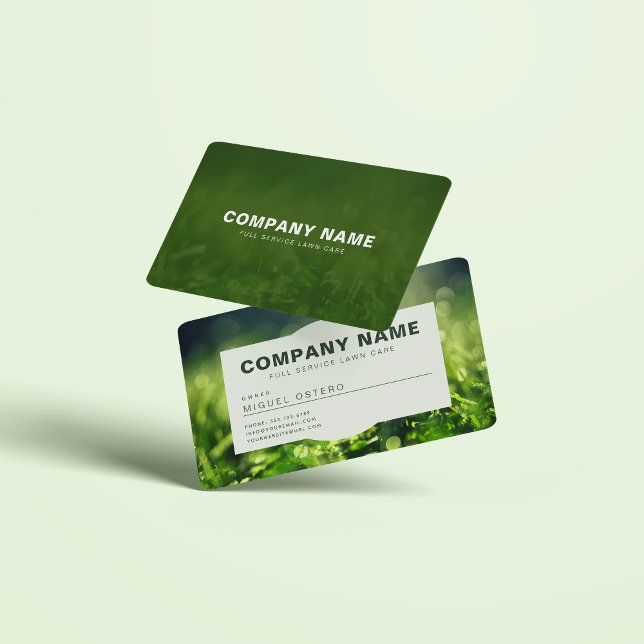 Carte De Visite Aménagement paysager moderne et soins de pelouse (Landscaping and lawn care green grass business card. Front and back both shown in mockup.)