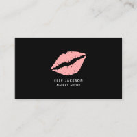 Artiste de maquillage simple aux lèvres noires ros