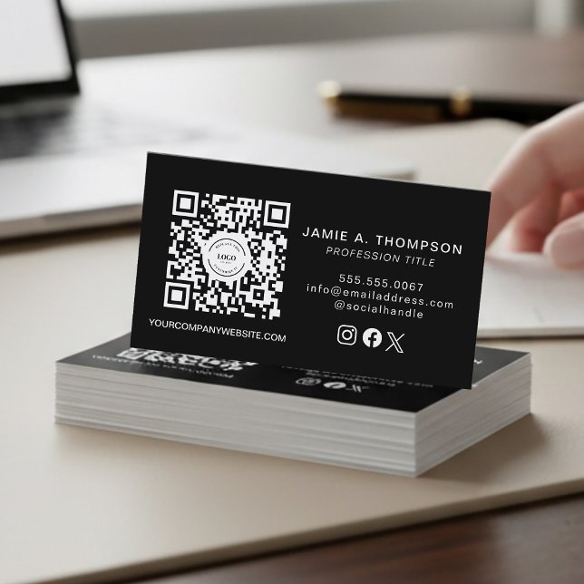 Carte de visite avec code QR Logo moderne noir (Customizable logo, QR code, social media handle, website, contact info black business card.)
