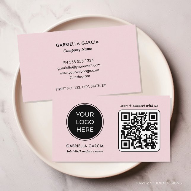 Carte de visite avec logo rose et code QR (Simple and modern, blush pink business card, professional look, add your logo, qr code, social media)