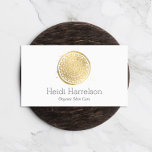 Carte De Visite Beauté élégante Mandala Logo Faux Gold<br><div class="desc">Un cercle en faux or peint à la main avec une gravure de mandala blanc devient un logo unique sur ces cartes de visite modernes. Le faux or offre une esthétique de luxe, tandis que le mandala donne une ambiance un peu boho. Ce design a été développé pour les salons...</div>