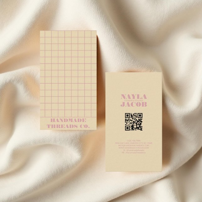 Carte De Visite Beige et rose À damiers Motif QR Code moderne (Créateur téléchargé)