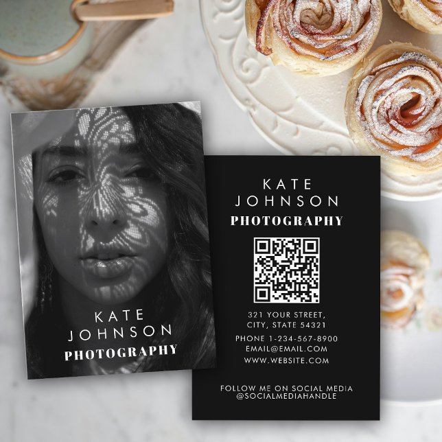 Carte De Visite Black White Full Photo QR Code Médias sociaux (Black White Full Photo QR Code Social Media Business Card)