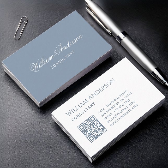 Carte De Visite Blanc Bleu Poussiéreux Code QR Simple et Calligrap (Créateur téléchargé)