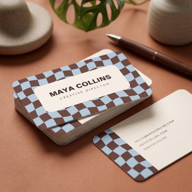 Carte De Visite Bleu Marron À Carreaux Ondulés Tendance (Simulated business cards on table)