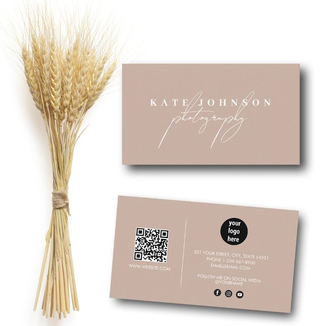 Carte De Visite Boho Beige Signature Script QR Code Médias sociaux (Boho Beige Signature Script QR Code Social Media Business Card)
