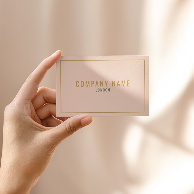 Carte De Visite Bordure dorée fine et pêche douce professionnelle (Soft peach pink business card with gold text and modern minimalist border.)