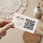 Carte De Visite Calligraphie de brosse de code QR rose pâle<br><div class="desc">Le carte de visite minimaliste est doté d'un script de brosse à poutres et d'un code qr.</div>