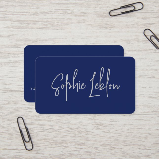 Carte De Visite Calligraphie simple élégante bleu profond (Devant/Arrière en situation)