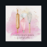 Carte De Visite Carré Boulangerie Pâtisserie Chef boulanger Ustensiles d<br><div class="desc">Une élégante aquarelle d'ustensiles de boulangerie, sur un lavage d'aquarelle rose avec un minuscule spray d'étoiles de parties scintillant dorée et une police de caractères rose argent profond contrastant avec votre nom dans un script élégant rose argenté profond. Ce design est parfait pour un chef pâtissier, boulanger, traiteur de desserts...</div>