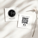 Carte De Visite Carré Code QR Noir Blanc Logo Personnalisé Connectez-vou<br><div class="desc">Une carte de visite carrée moderne minimaliste et simple avec un logo d'entreprise ou de société personnalisé à l'avant avec votre nom, votre titre ou le nom de votre entreprise. Au dos se trouve un code QR personnalisé où vous pouvez placer le lien de votre site web, en bas de...</div>