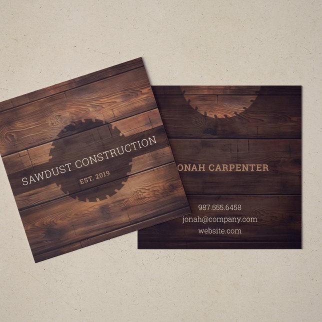 Carte De Visite Carré Construction charpentier Bois foncé bois rustique (Dark wood timber square business cards with saw design for construction, builders and carpenters.)