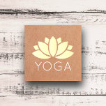 Carte De Visite Carré Icône Lotus Élégante Minimale Imprimée Kraft Yoga<br><div class="desc">Modèle de carte de visite personnalisable minimal avec arrière - plan papier IMPRIMÉ KRAFT et icône de lotus jaune clair. Carte réseau parfaite pour le studio de yoga,  professeur de yoga.</div>