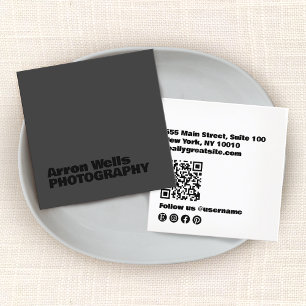 Carte De Visite Carré Noir moderne sur noir Gras Typographie Code QR