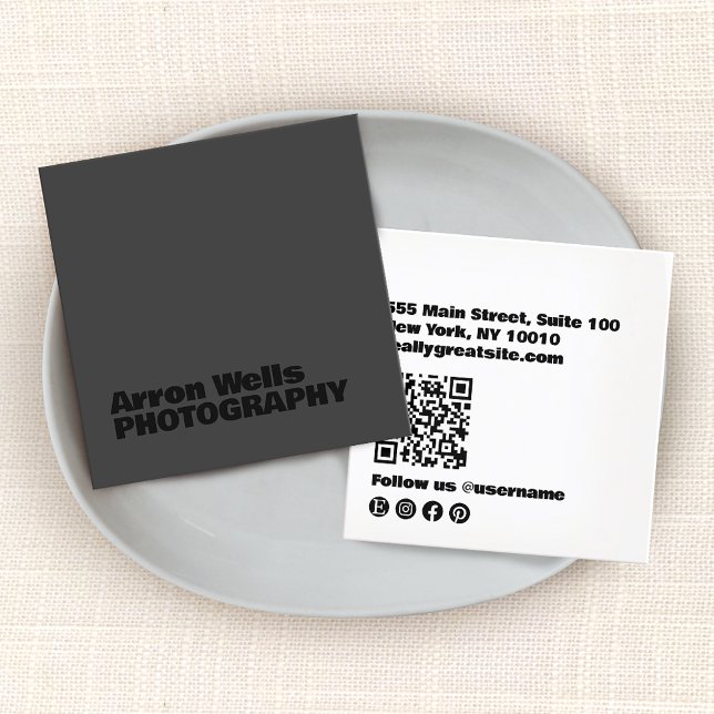 Carte De Visite Carré Noir moderne sur noir Gras Typographie Code QR (Black on black QR social media networking icons square )