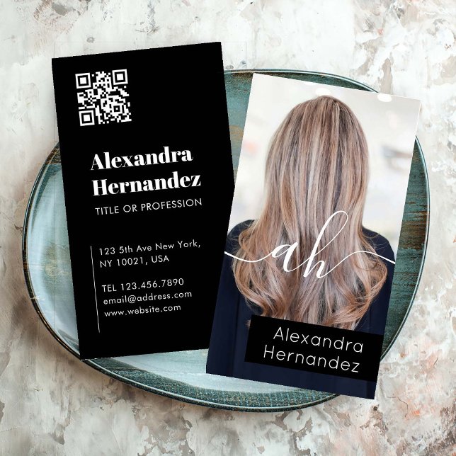 Carte De Visite Chic noir maquillage cheveux blanc photo Code Qr i (Chic Black White Hair Makeup Photo Initial Qr Code Business Card)