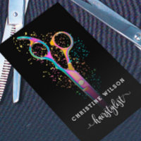 ciseaux de coiffeur colorés sur noir