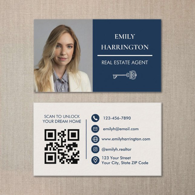 Carte De Visite Code QR Clé Classique Navy Agent Immobilier (A flat lay picture of a real estate agent business card featuring its front and back.)