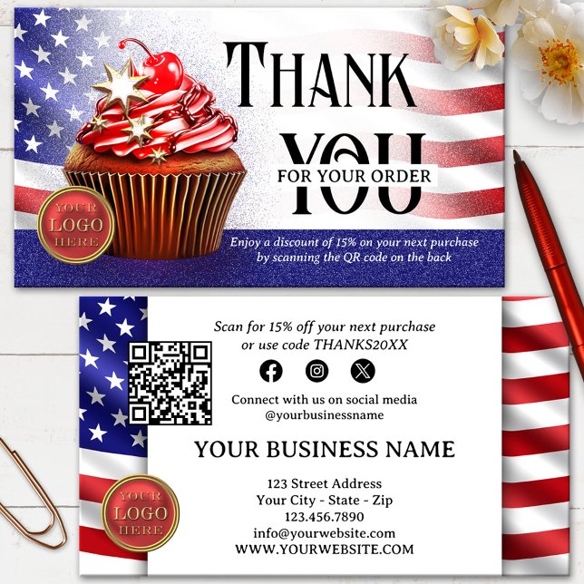 Carte De Visite Code QR Cupcake Drapeau USA Merci pour votre comma (Thank you for your order business card featuring a festive cupcake with the American flag - QR code)