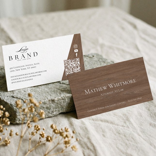 Carte De Visite Code QR de luxe pour avocat au cabinet en bois (Luxury Attorney At Law Firm QR Code Woodgrain Business Card)
